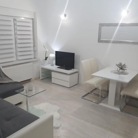 Apartman Kristina - Self Check In & Check Out Otocsán Kültér fotó